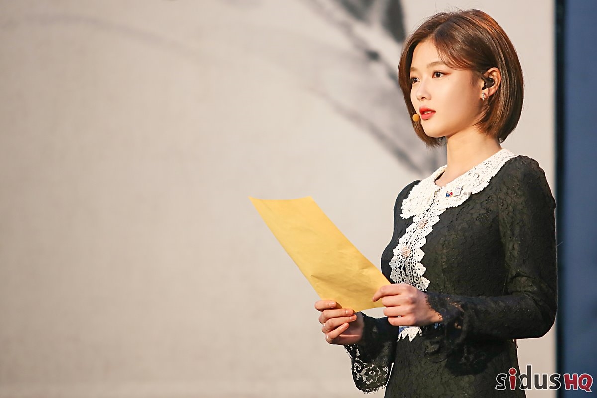 Kim Yoo Jung tóc ngắn xinh xắn làm MC trong lễ kỷ niệm lớn của Hàn