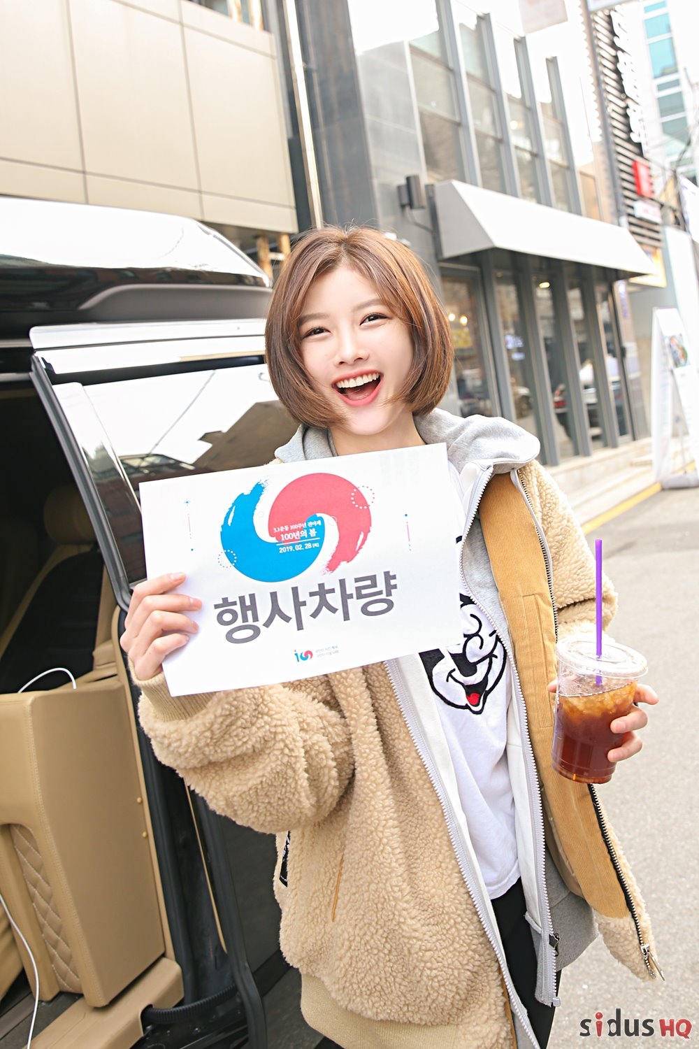 Kim Yoo Jung tóc ngắn xinh xắn làm MC trong lễ kỷ niệm lớn của Hàn