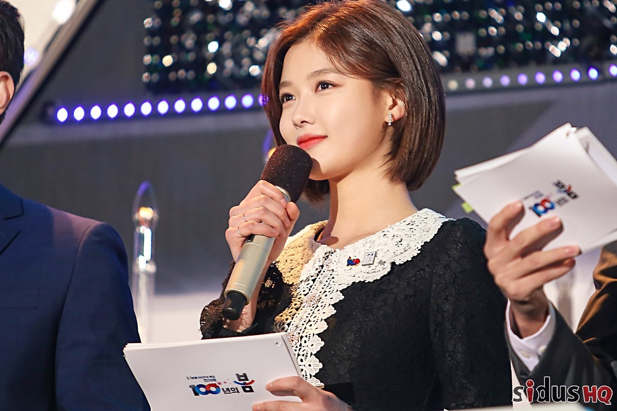Kim Yoo Jung tóc ngắn xinh xắn làm MC trong lễ kỷ niệm lớn của Hàn