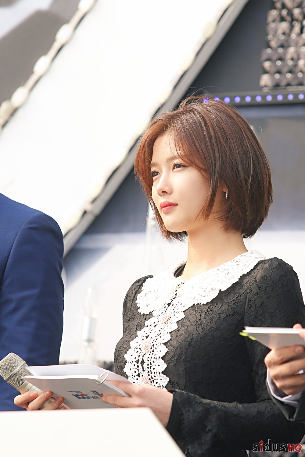 Kim Yoo Jung tóc ngắn xinh xắn làm MC trong lễ kỷ niệm lớn của Hàn