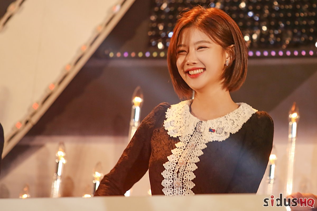 Kim Yoo Jung tóc ngắn xinh xắn làm MC trong lễ kỷ niệm lớn của Hàn