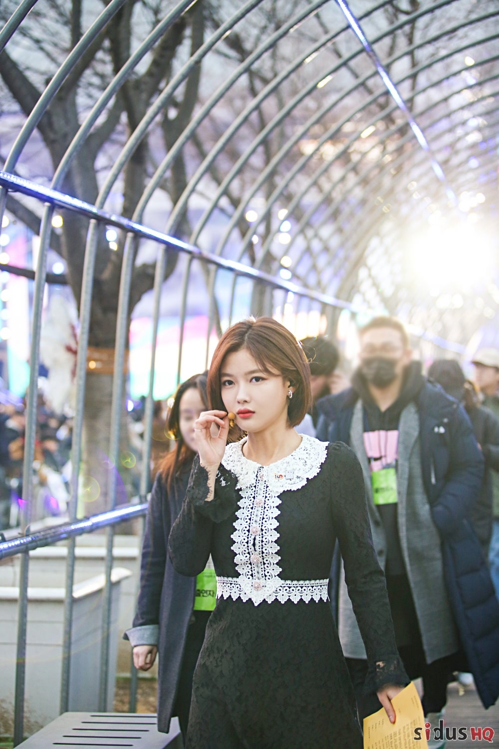 Kim Yoo Jung tóc ngắn xinh xắn làm MC trong lễ kỷ niệm lớn của Hàn