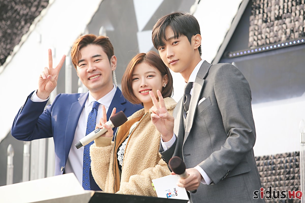 Kim Yoo Jung tóc ngắn xinh xắn làm MC trong lễ kỷ niệm lớn của Hàn