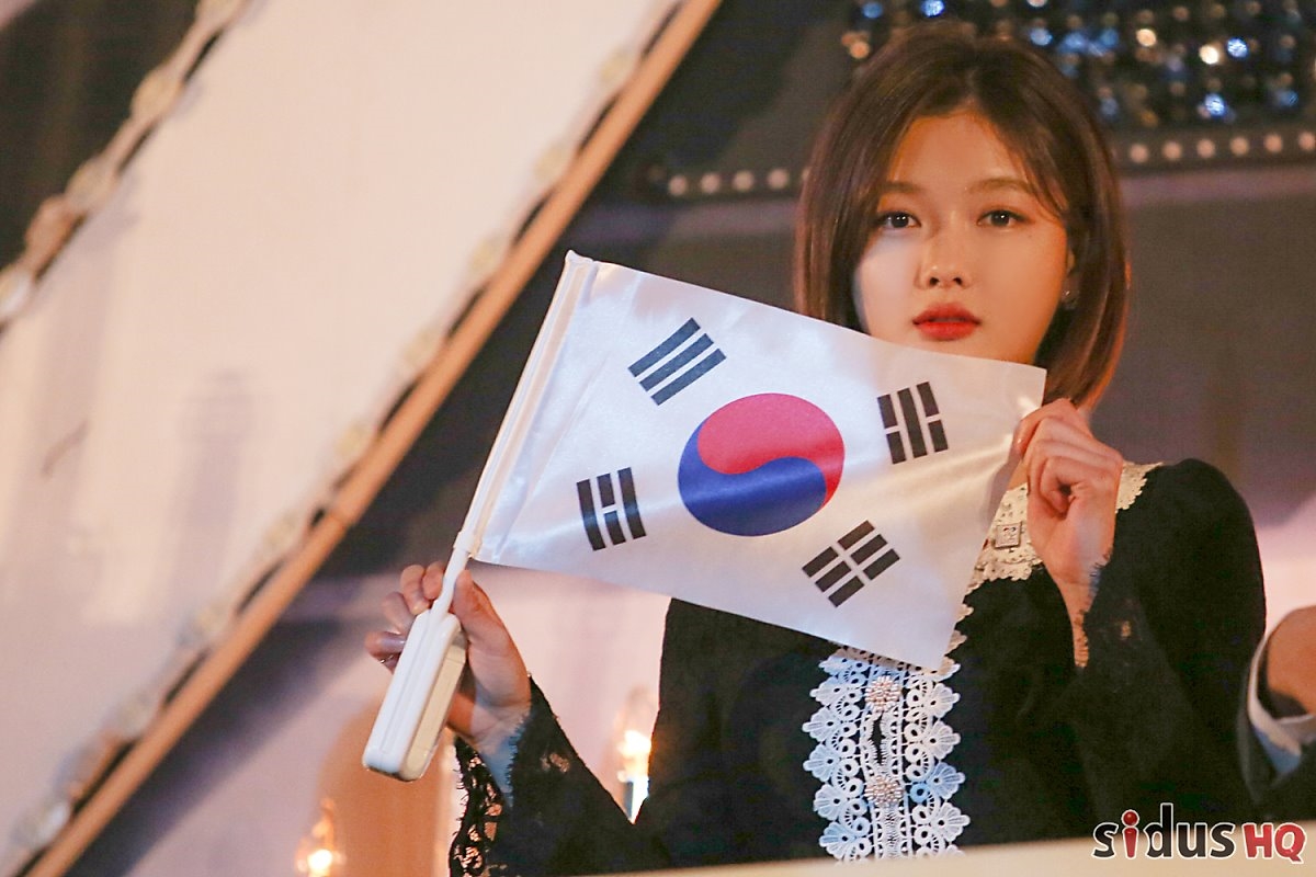 Kim Yoo Jung tóc ngắn xinh xắn làm MC trong lễ kỷ niệm lớn của Hàn