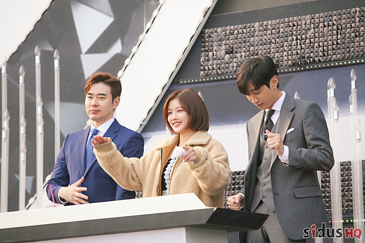 Kim Yoo Jung tóc ngắn xinh xắn làm MC trong lễ kỷ niệm lớn của Hàn
