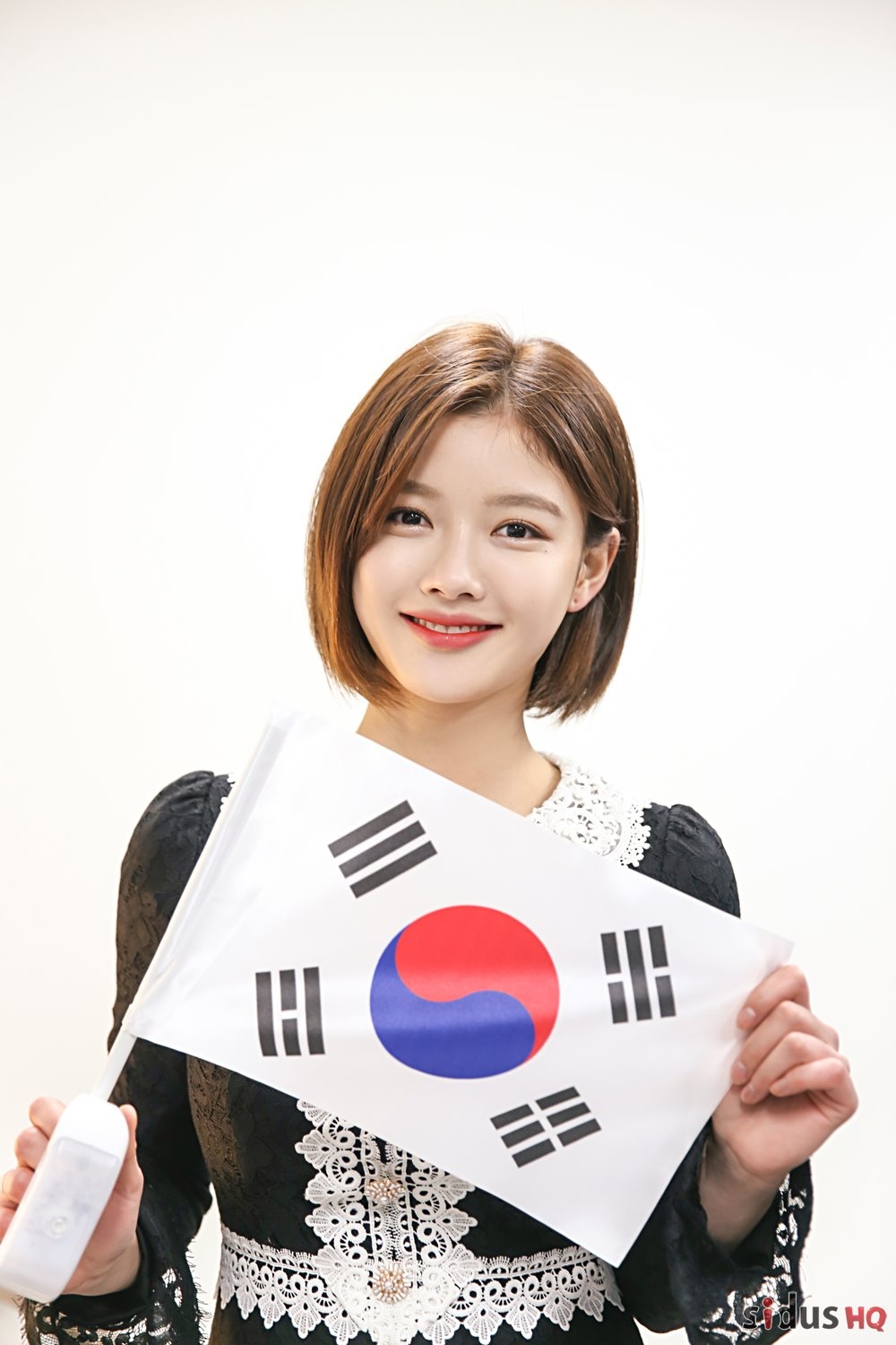 Kim Yoo Jung tóc ngắn xinh xắn làm MC trong lễ kỷ niệm lớn của Hàn