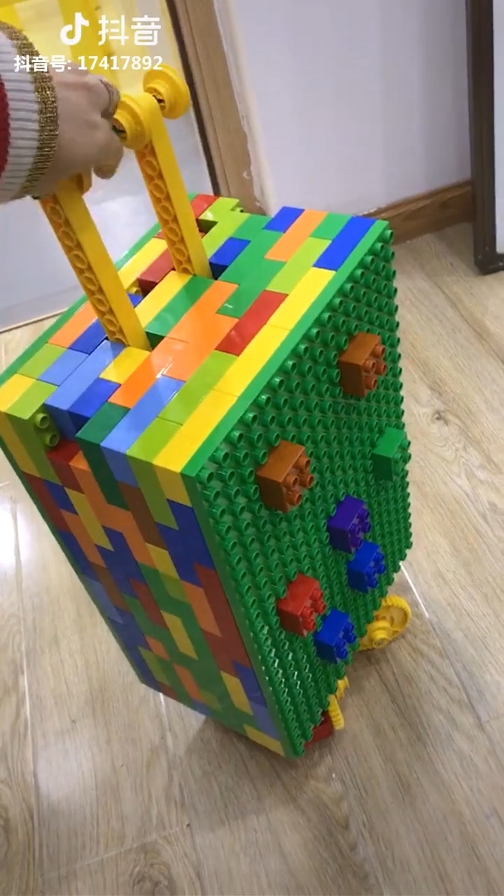 Góc trổ tài của cư dân mạng 09/03: Vali lego, bánh kem đẹp lung linh