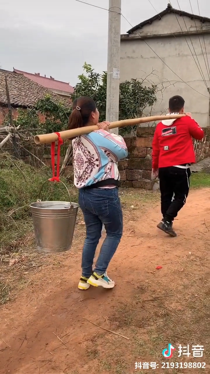 Clip hot gây bão mạng 26/03: Khi cánh mày râu khoe tài