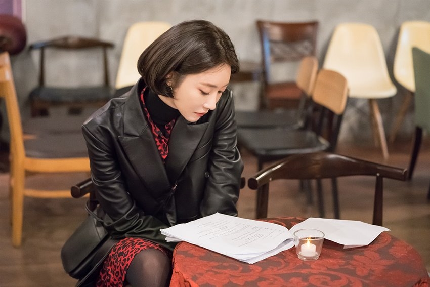 Go Jun Hee cực thần thái trong vai nhà ngoại cảm trong phim mới