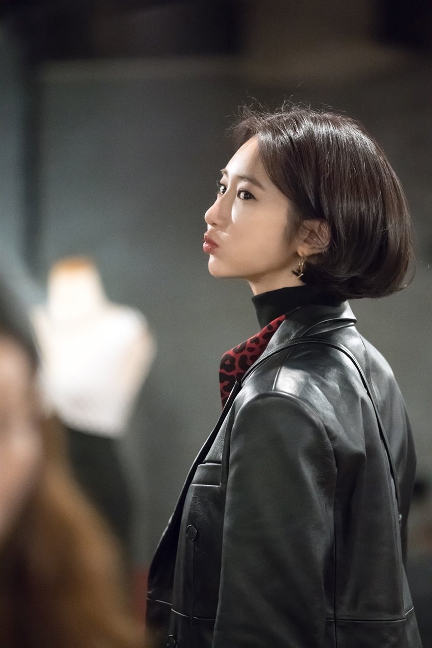 Go Jun Hee cực thần thái trong vai nhà ngoại cảm trong phim mới