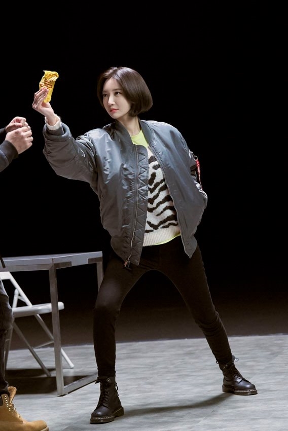 Go Jun Hee cực thần thái trong vai nhà ngoại cảm trong phim mới