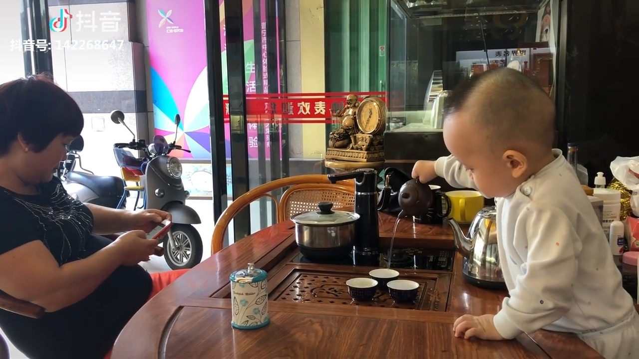 Clip hot các nhóc tì 24/03: Những hành động như người lớn của các bé