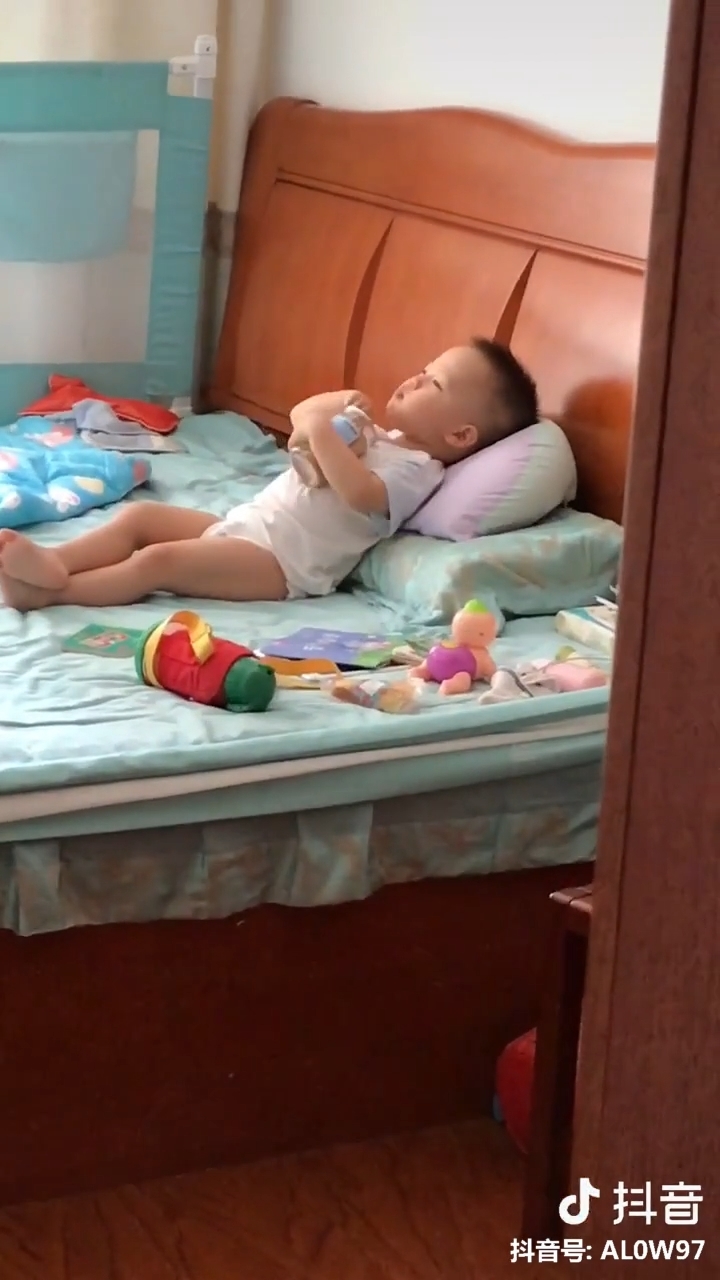 Clip hot các nhóc tì 24/03: Những hành động như người lớn của các bé