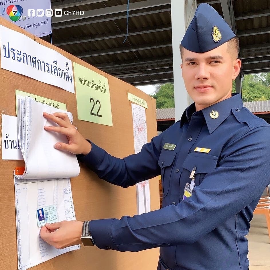 Loạt sao Thái mỗi người một vẻ đi bầu cử lần đầu sau đảo chính
