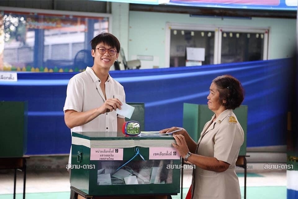 Loạt sao Thái mỗi người một vẻ đi bầu cử lần đầu sau đảo chính