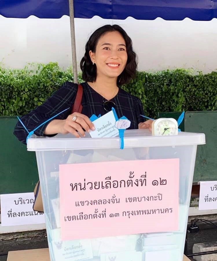 Loạt sao Thái mỗi người một vẻ đi bầu cử lần đầu sau đảo chính