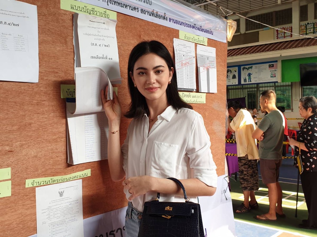 Loạt sao Thái mỗi người một vẻ đi bầu cử lần đầu sau đảo chính