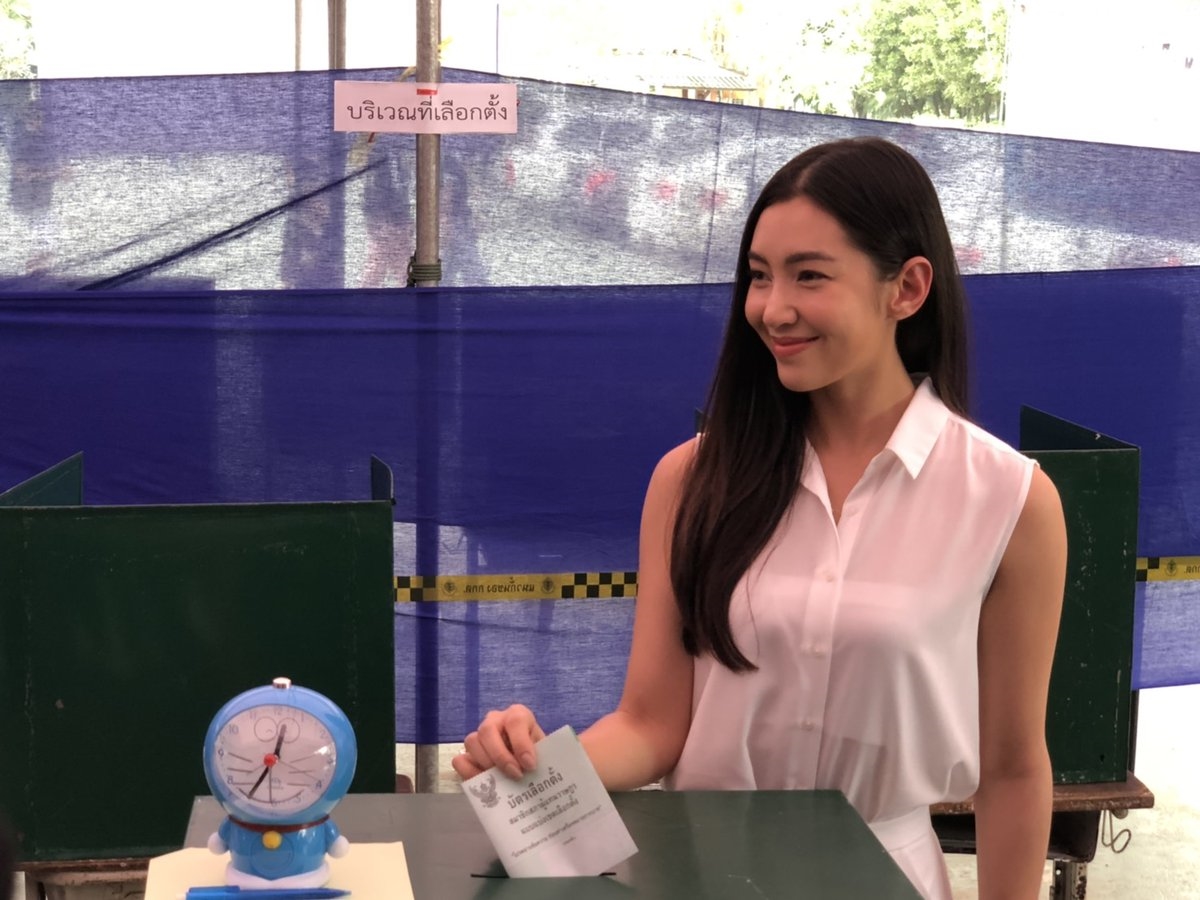 Loạt sao Thái mỗi người một vẻ đi bầu cử lần đầu sau đảo chính