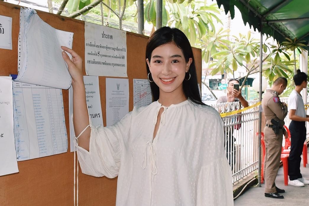 Loạt sao Thái mỗi người một vẻ đi bầu cử lần đầu sau đảo chính
