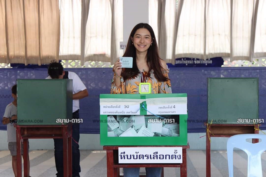 Loạt sao Thái mỗi người một vẻ đi bầu cử lần đầu sau đảo chính