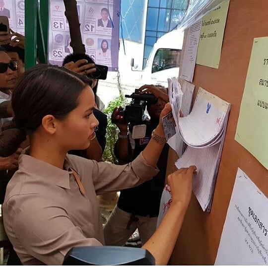 Loạt sao Thái mỗi người một vẻ đi bầu cử lần đầu sau đảo chính
