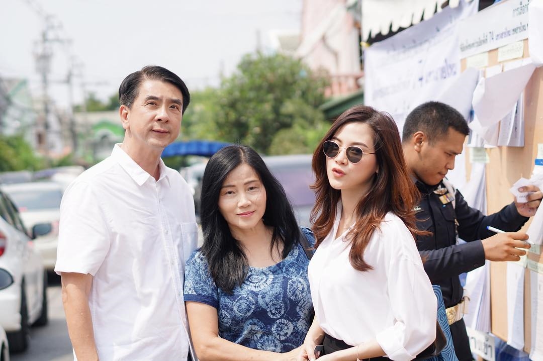 Loạt sao Thái mỗi người một vẻ đi bầu cử lần đầu sau đảo chính