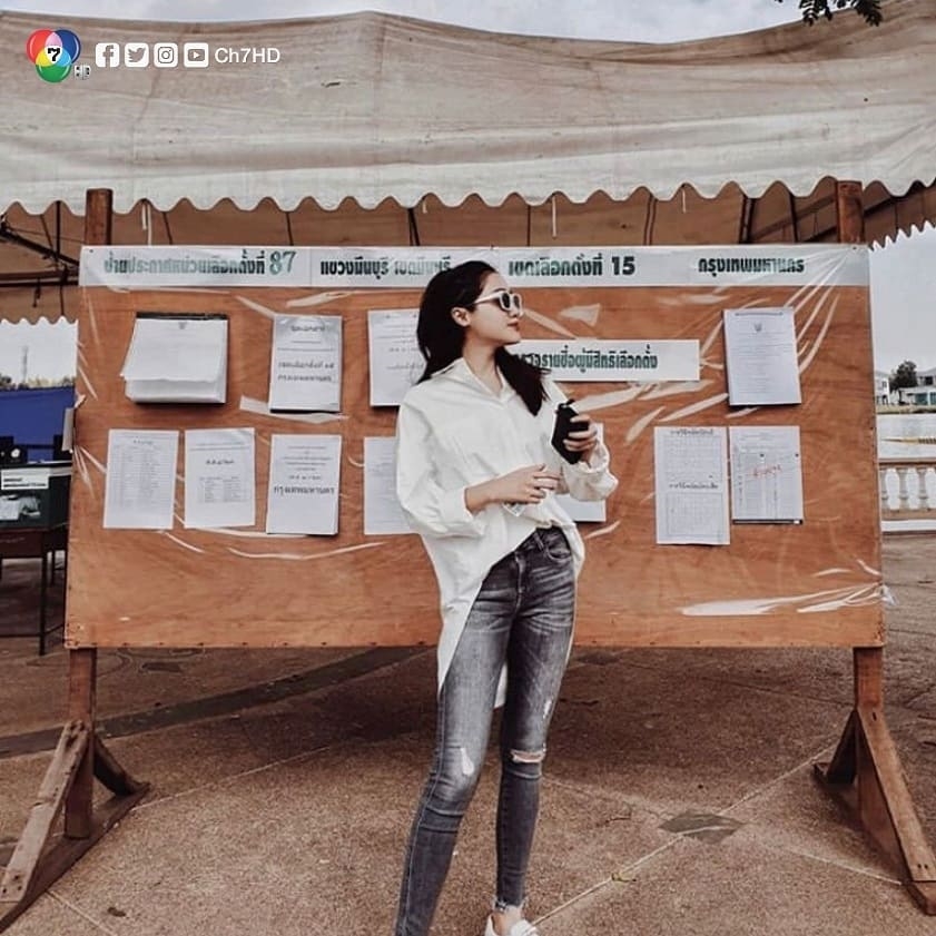 Loạt sao Thái mỗi người một vẻ đi bầu cử lần đầu sau đảo chính