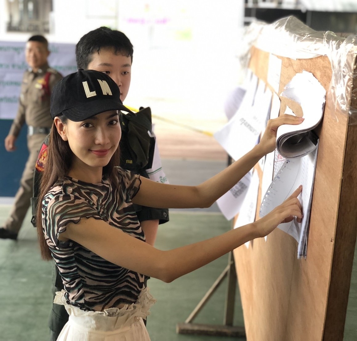 Loạt sao Thái mỗi người một vẻ đi bầu cử lần đầu sau đảo chính