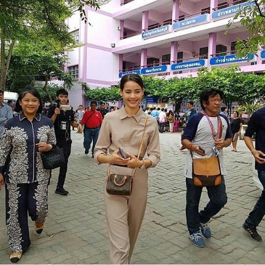 Loạt sao Thái mỗi người một vẻ đi bầu cử lần đầu sau đảo chính