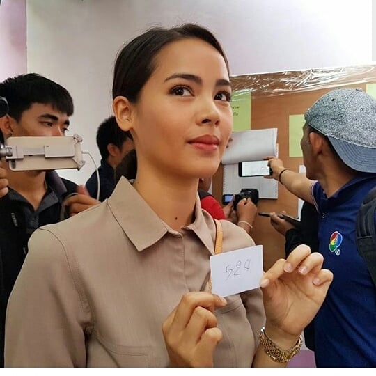 Loạt sao Thái mỗi người một vẻ đi bầu cử lần đầu sau đảo chính