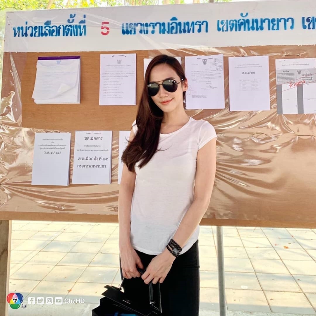 Loạt sao Thái mỗi người một vẻ đi bầu cử lần đầu sau đảo chính