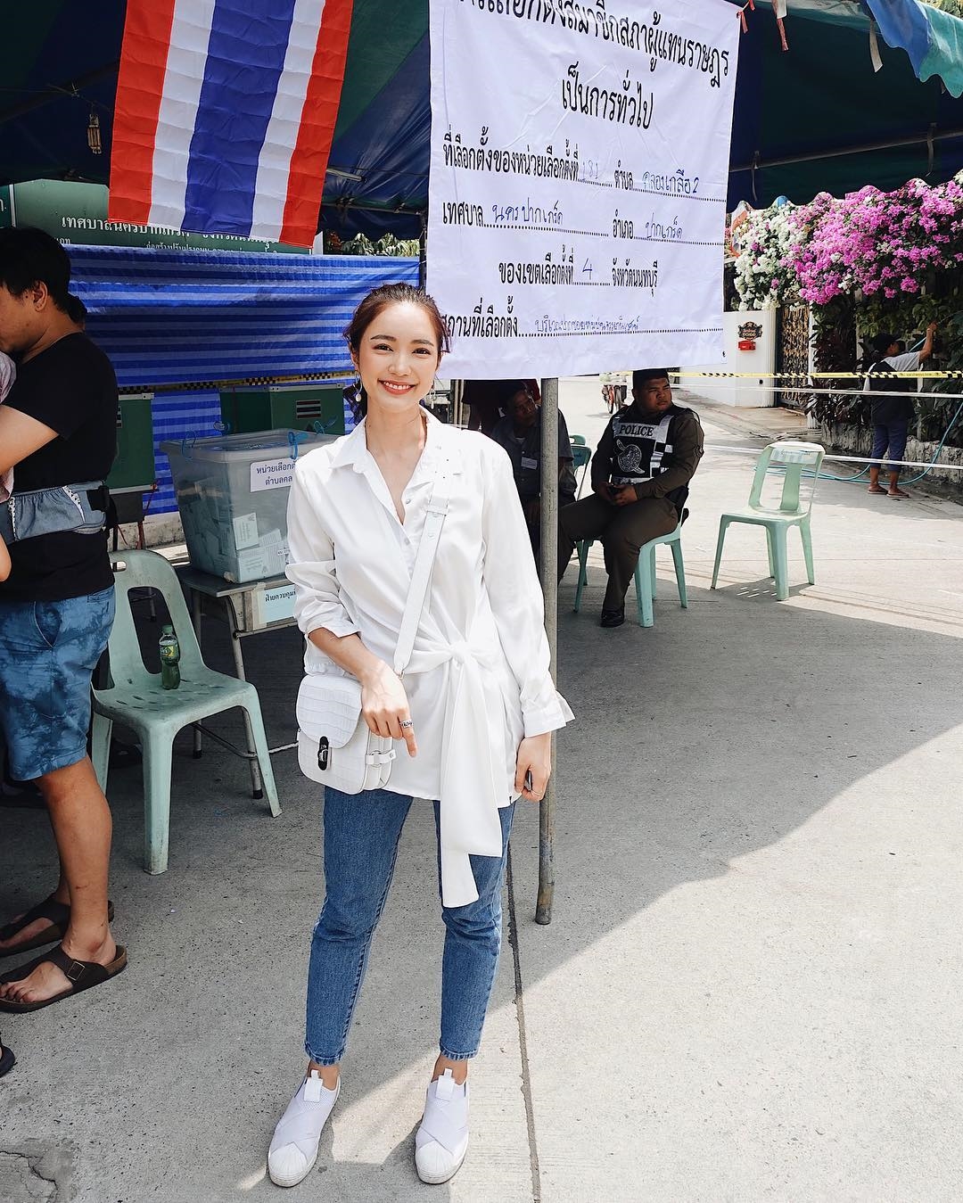 Loạt sao Thái mỗi người một vẻ đi bầu cử lần đầu sau đảo chính