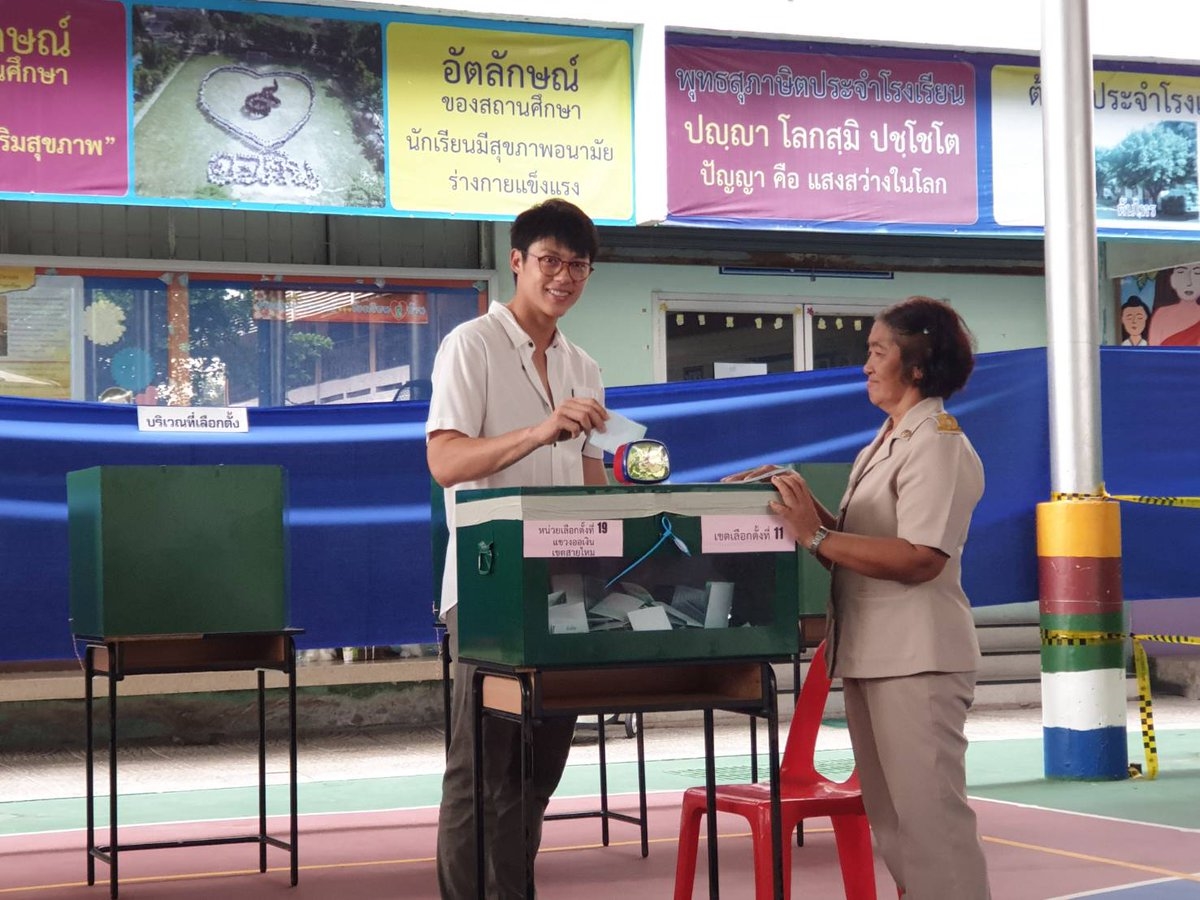 Loạt sao Thái mỗi người một vẻ đi bầu cử lần đầu sau đảo chính