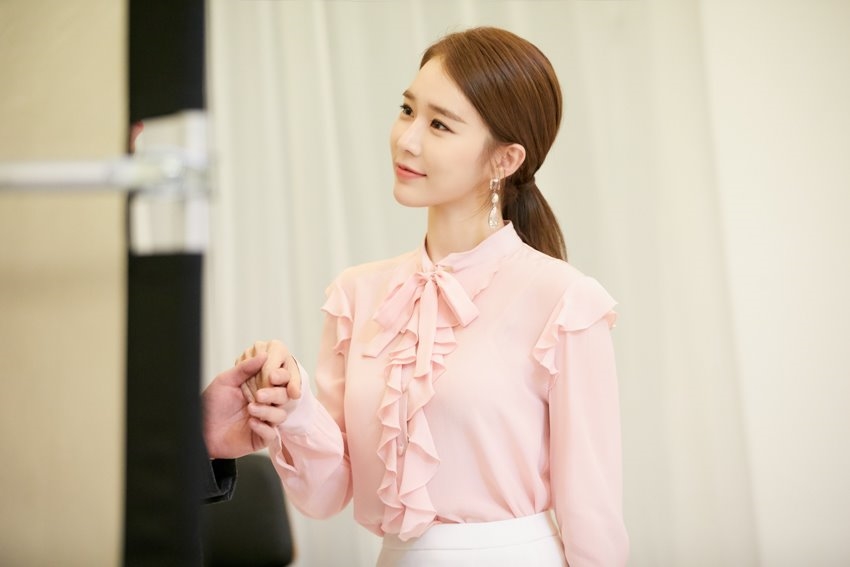 'Touch Your Heart' đi đến đoạn cuối, YG tung bộ ảnh Yoo In Na