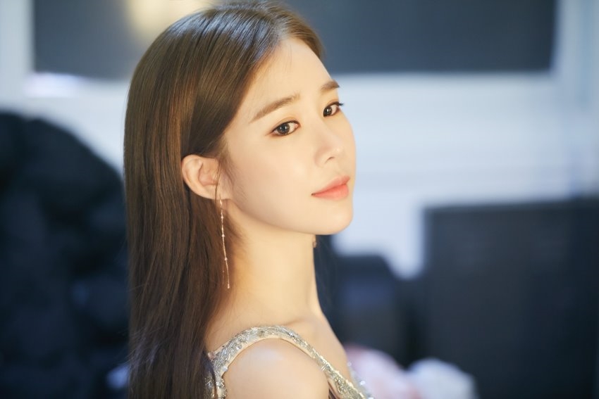 'Touch Your Heart' đi đến đoạn cuối, YG tung bộ ảnh Yoo In Na