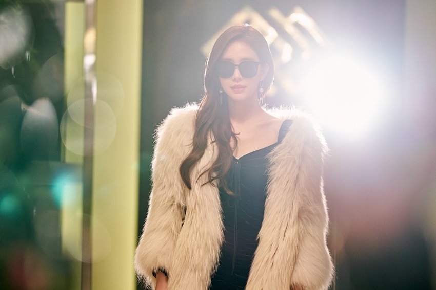 'Touch Your Heart' đi đến đoạn cuối, YG tung bộ ảnh Yoo In Na