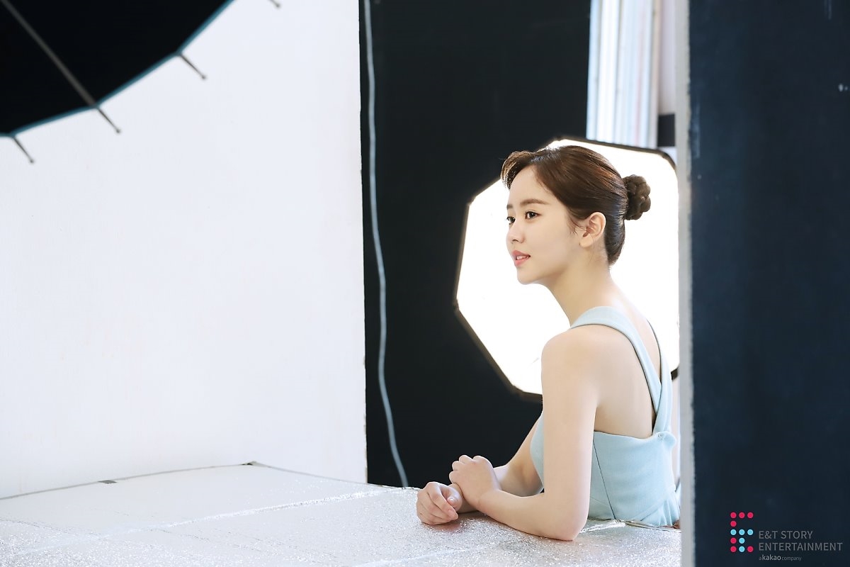 Kim So Hyun tung bộ ảnh hậu trường quảng cáo mới đẹp như tiên nữ