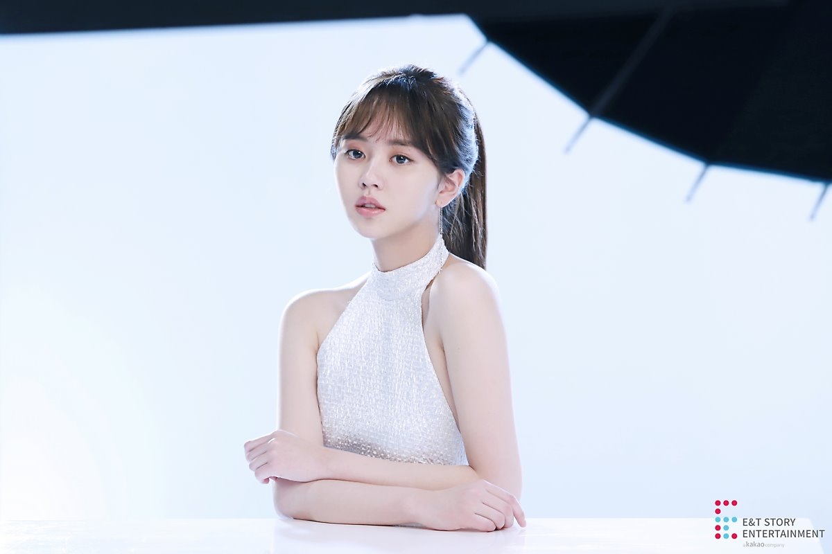 Kim So Hyun tung bộ ảnh hậu trường quảng cáo mới đẹp như tiên nữ