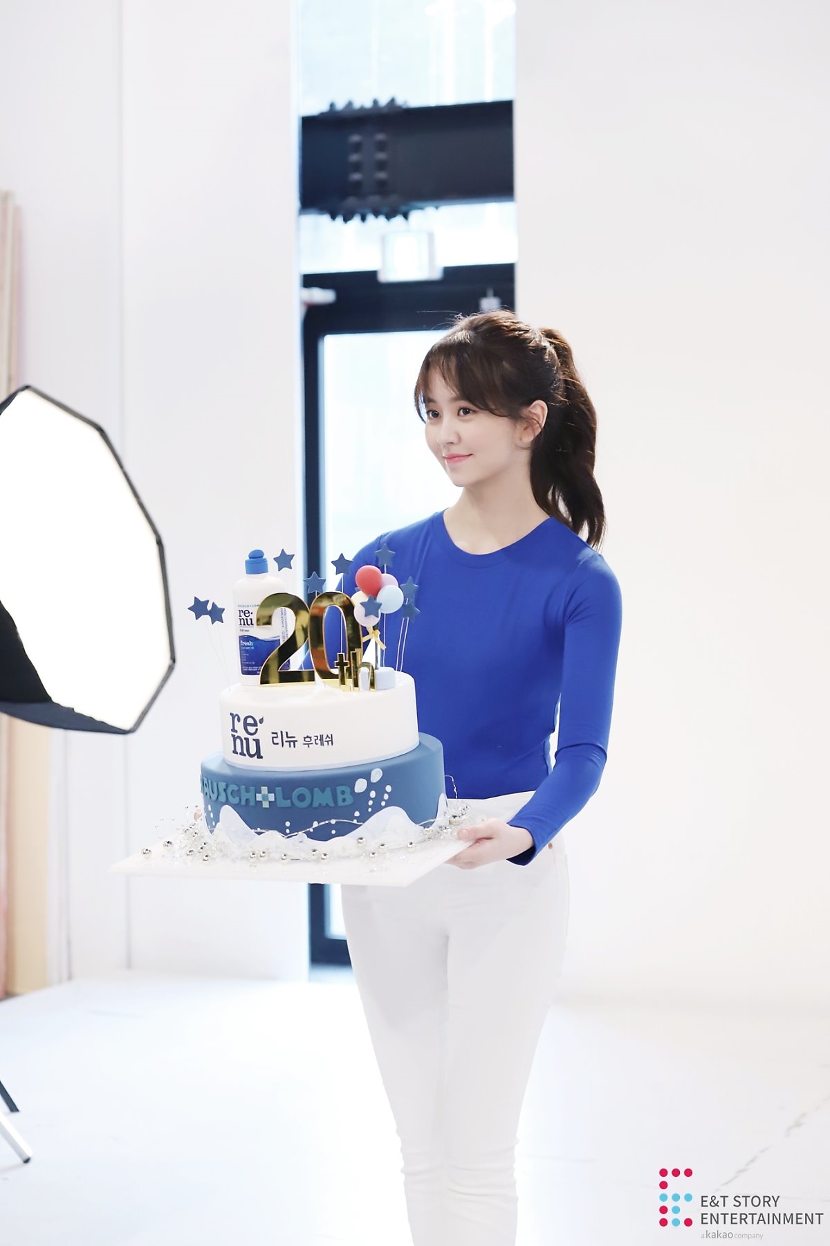 Kim So Hyun tung bộ ảnh hậu trường quảng cáo mới đẹp như tiên nữ