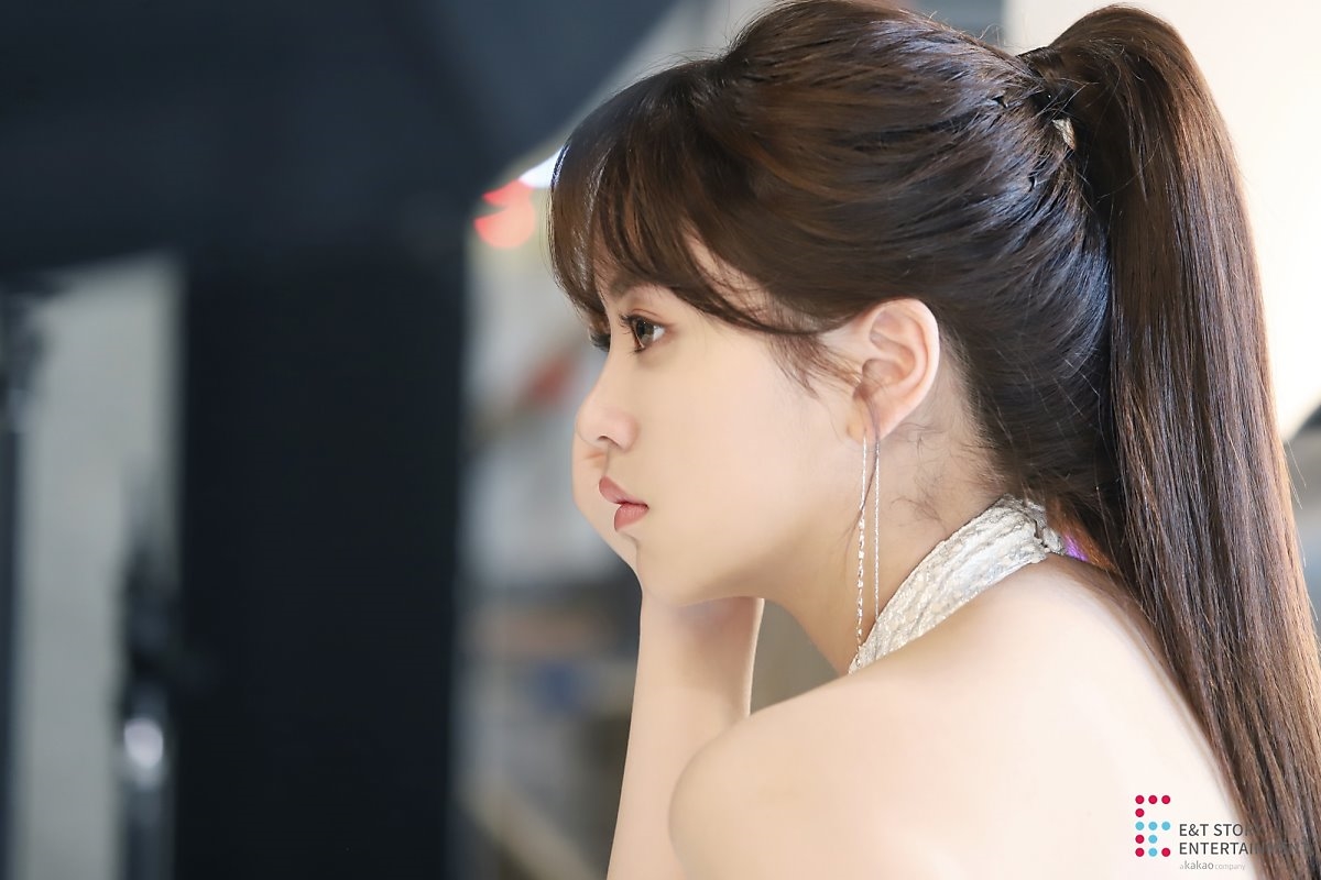 Kim So Hyun tung bộ ảnh hậu trường quảng cáo mới đẹp như tiên nữ