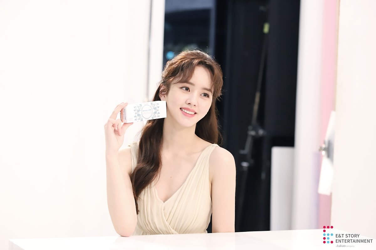 Kim So Hyun tung bộ ảnh hậu trường quảng cáo mới đẹp như tiên nữ