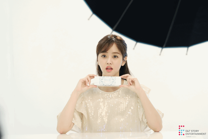 Kim So Hyun tung bộ ảnh hậu trường quảng cáo mới đẹp như tiên nữ