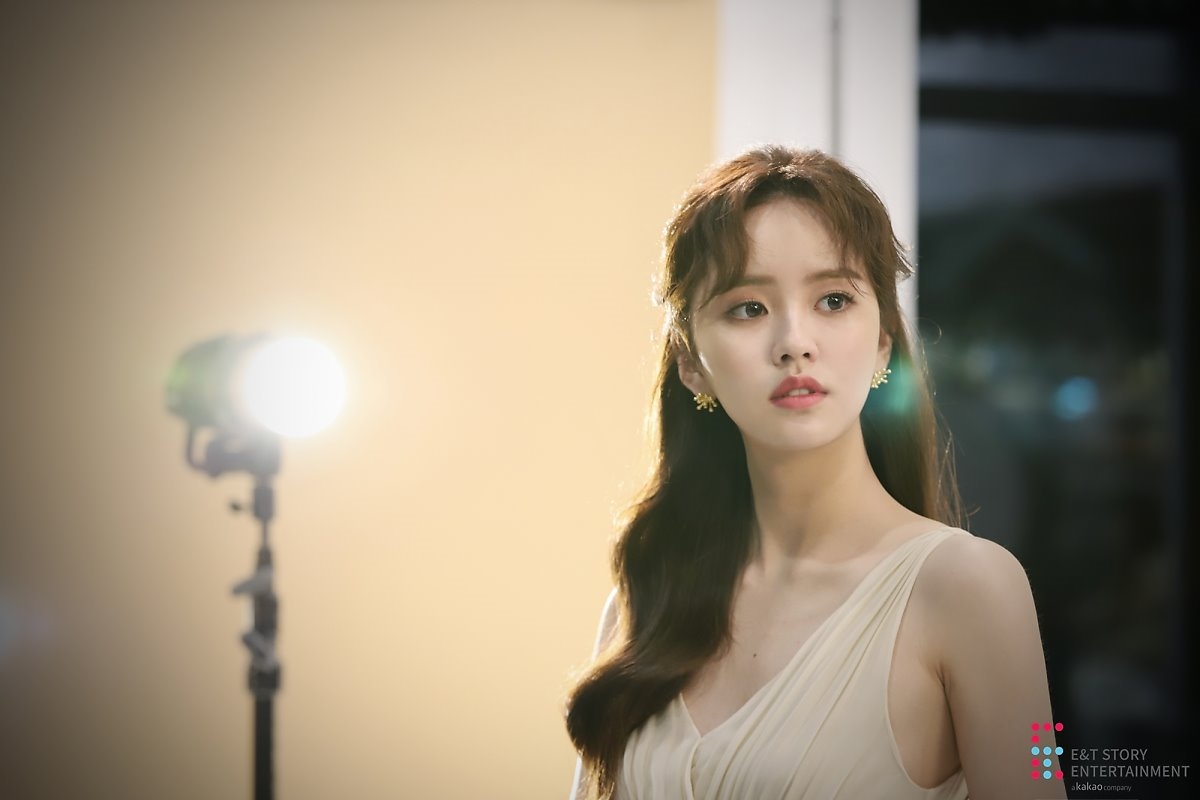 Kim So Hyun tung bộ ảnh hậu trường quảng cáo mới đẹp như tiên nữ