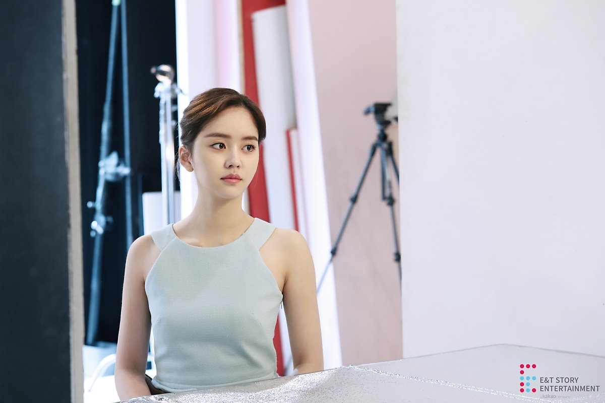 Kim So Hyun tung bộ ảnh hậu trường quảng cáo mới đẹp như tiên nữ