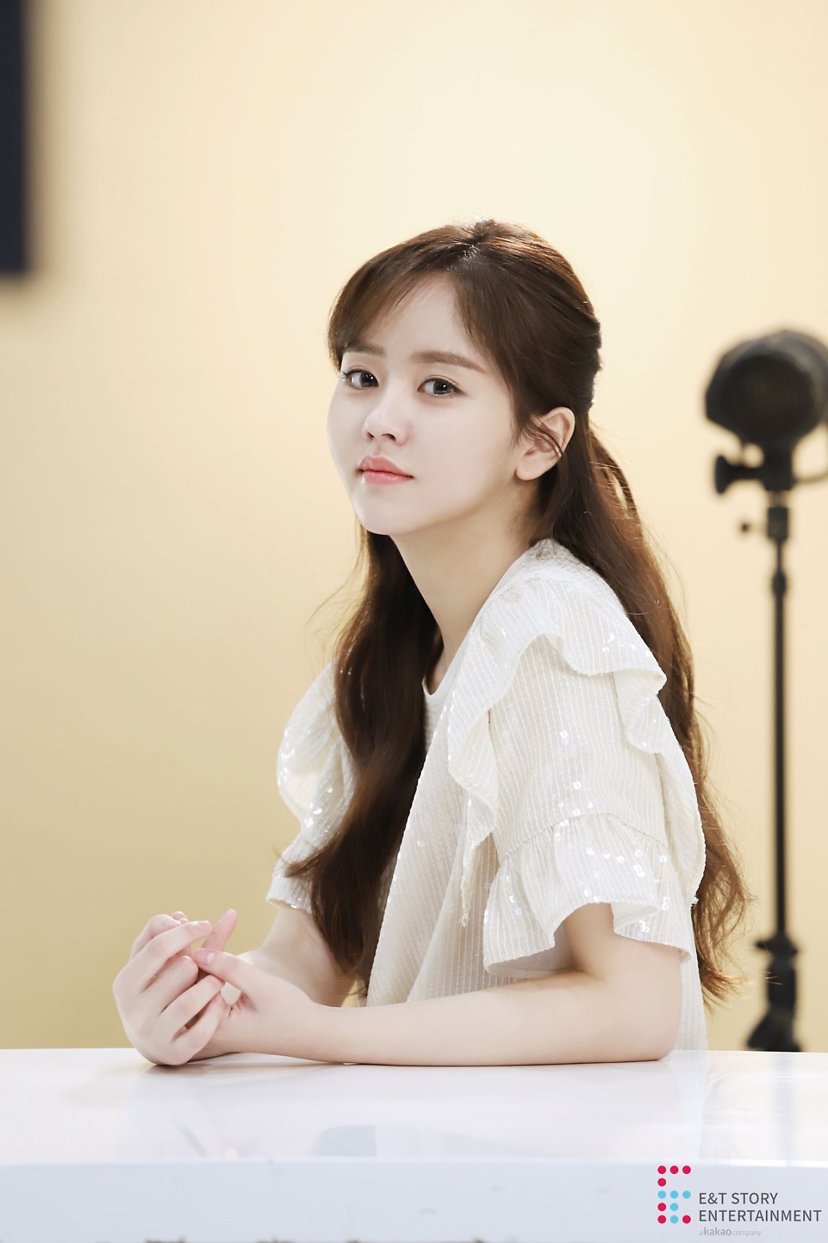 Kim So Hyun tung bộ ảnh hậu trường quảng cáo mới đẹp như tiên nữ