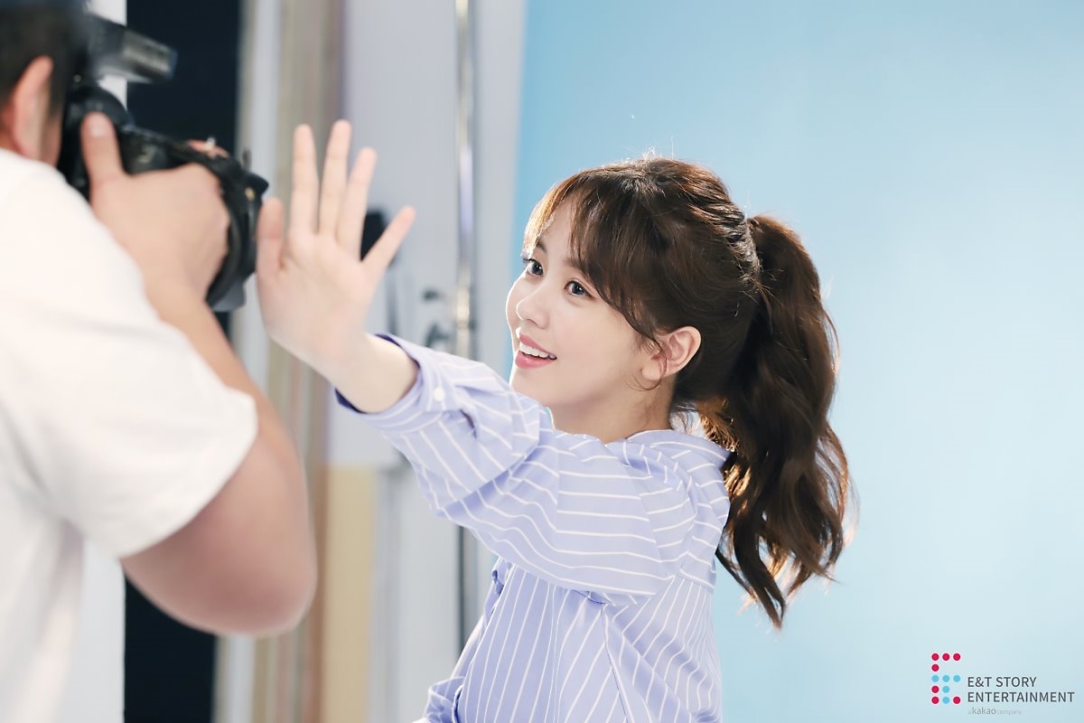 Kim So Hyun tung bộ ảnh hậu trường quảng cáo mới đẹp như tiên nữ