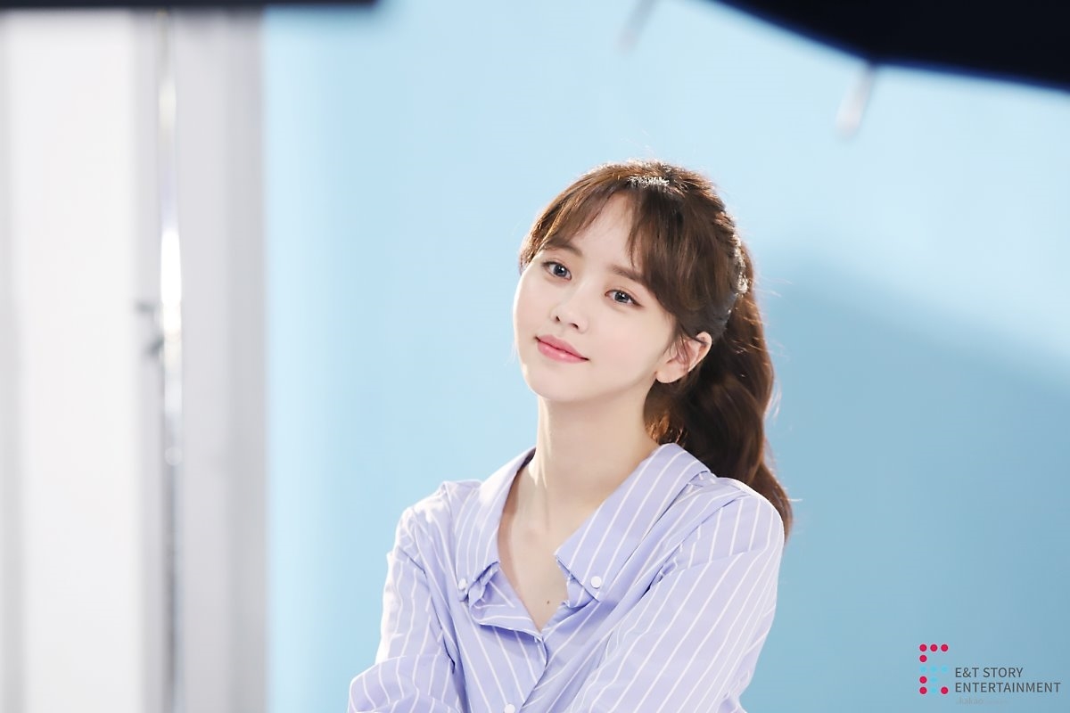 Kim So Hyun tung bộ ảnh hậu trường quảng cáo mới đẹp như tiên nữ