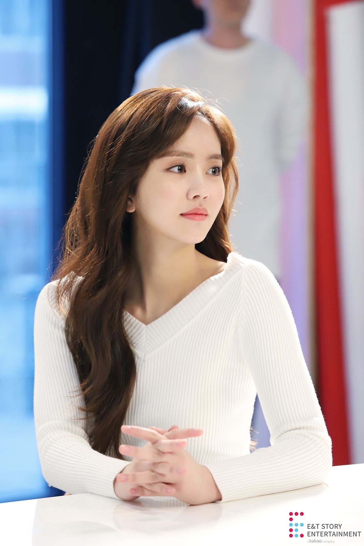 Kim So Hyun tung bộ ảnh hậu trường quảng cáo mới đẹp như tiên nữ