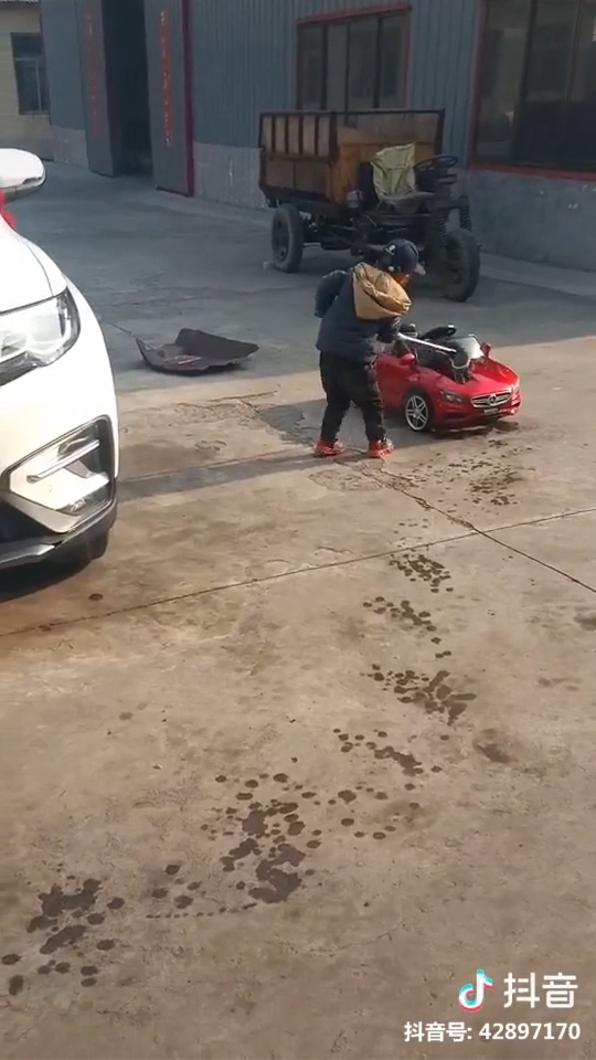Các nhóc tì gây bão 07/04: Những em bé bá đạo