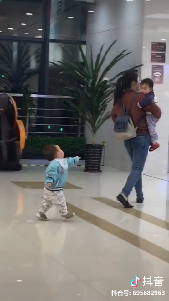 Các nhóc tì gây bão 07/04: Những em bé bá đạo